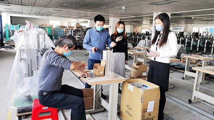 香洲区局长亲临声峰公司，关怀指导超声波焊接机模具助力抗疫复产与电子产品销售